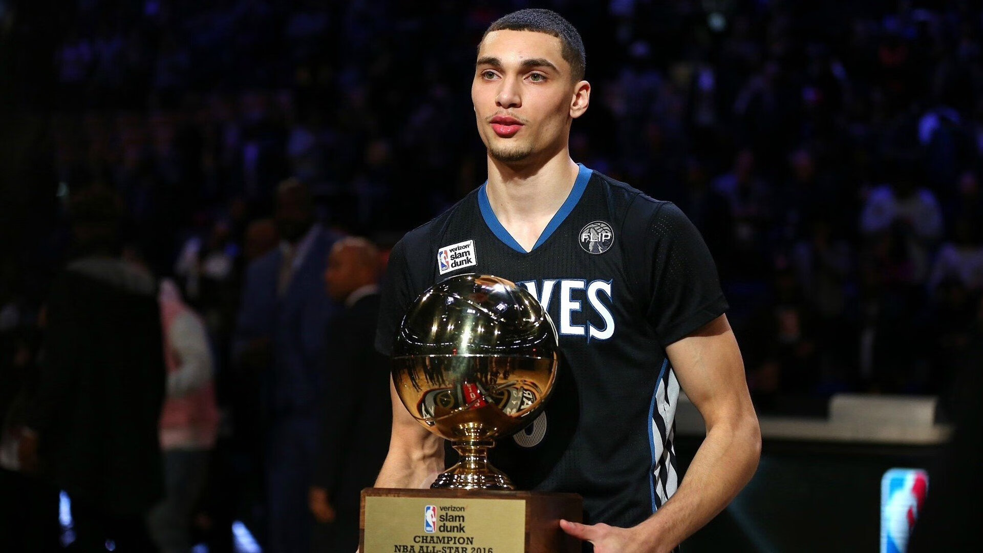 爱游戏体育在线赛事-火箭全队在深夜自发加练展现极强求胜欲，火箭今天训练视频