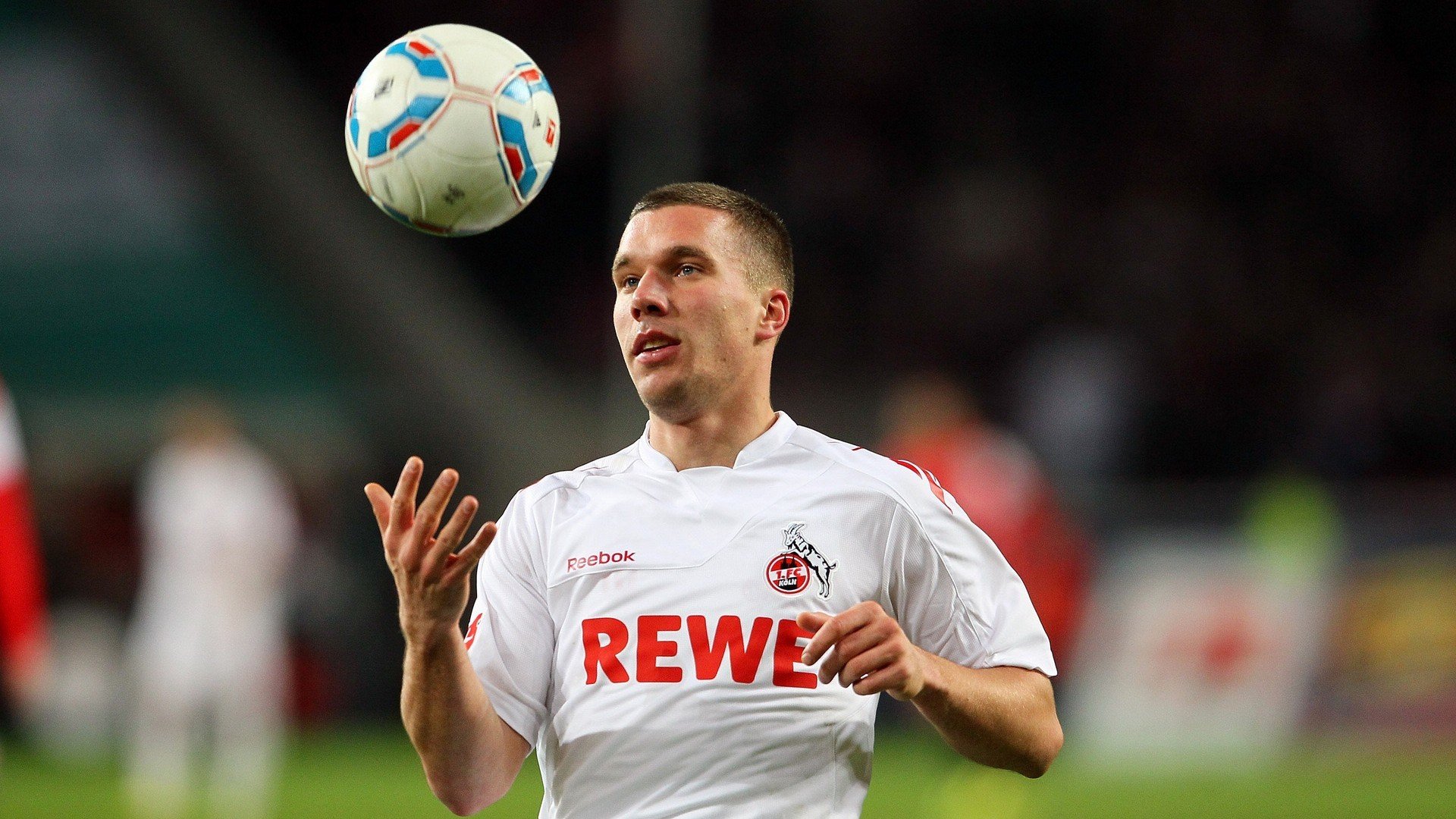 爱游戏电竞-特色足球题材影剧作品不断推出，弘扬体育精神，以足球为题材的电影